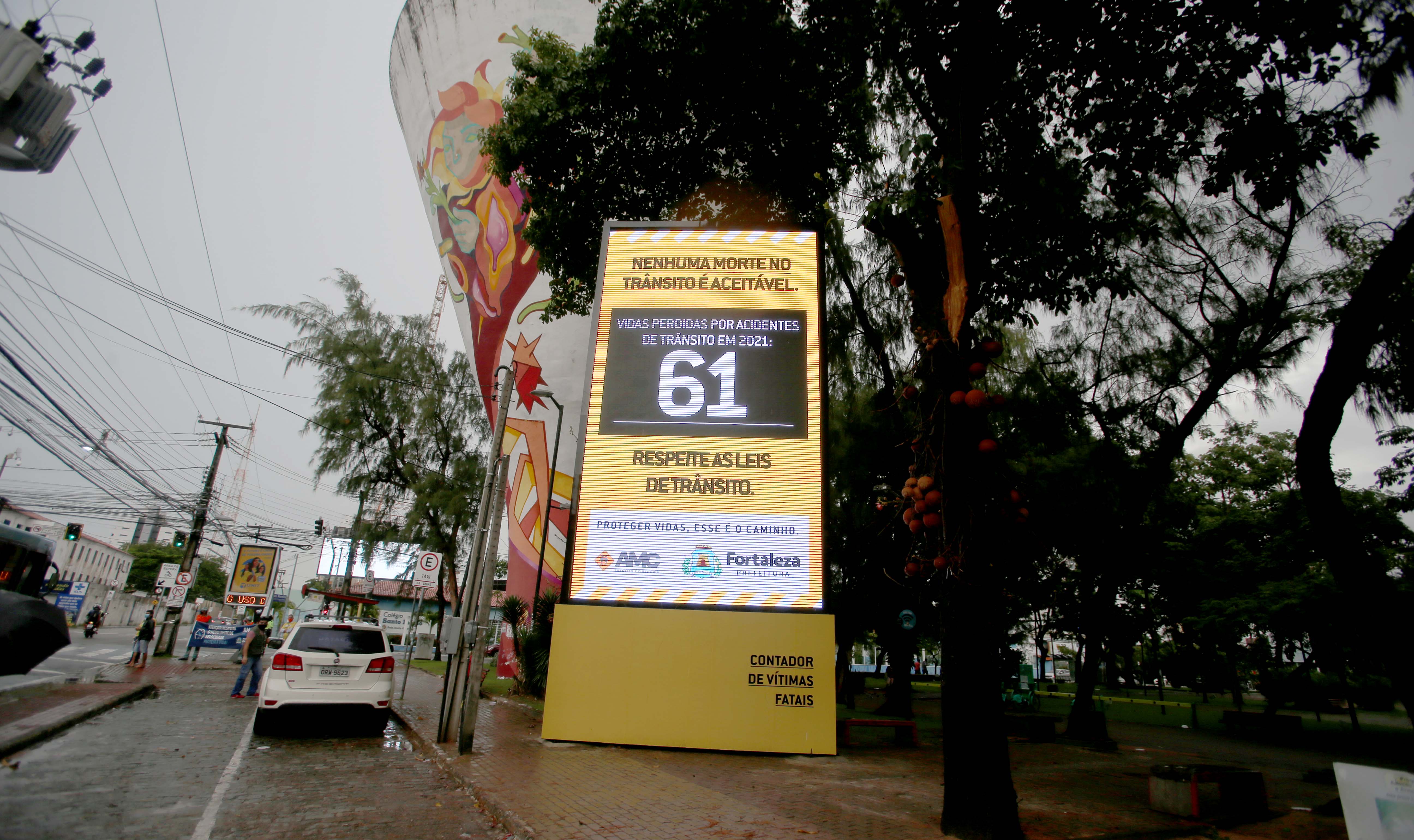 painel de contagem de óbitos no trânsito em Fortaleza. A estrutura mede 7 metros de altura por 3 metros de largura